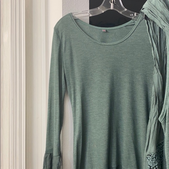 Tops - Picture 2 of 4